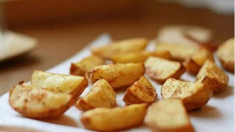 芝士土豆培根蛋羹,用剩的土豆边角料做出来的烤薯角。