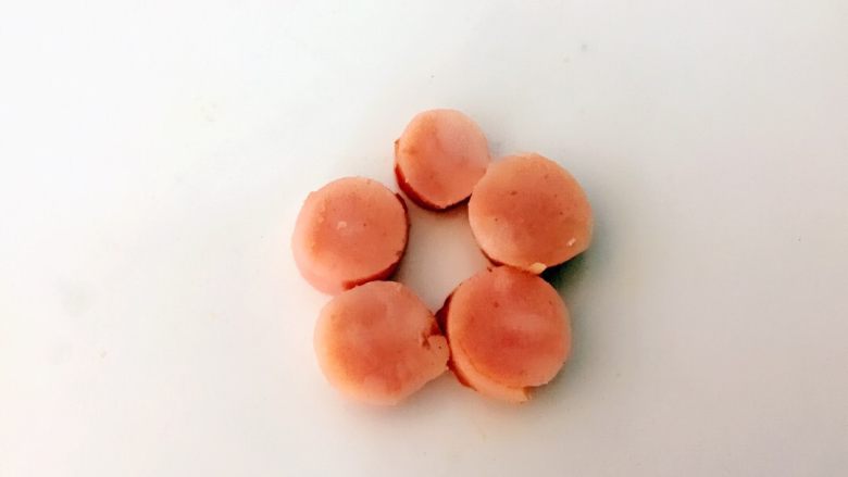 五星红旗迎风飘扬~中国必胜,<a style='color:red;display:inline-block;' href='/shicai/ 438'>火腿</a>切成圆形备用