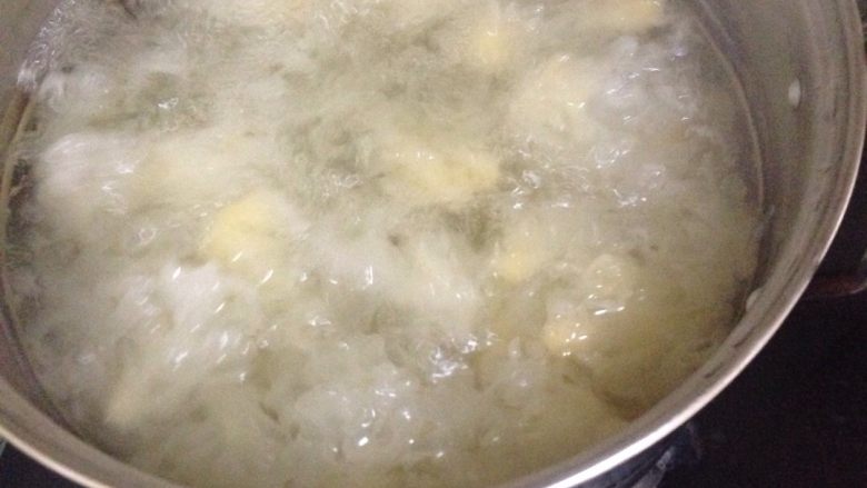 红枣枸杞银耳羹,锅内放入水银耳，大火烧开转小火煮