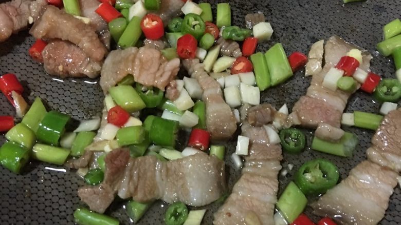 「吃货久久」很下饭的瓠子炒五花肉,五花肉乘出 今天我忘了 不过也无妨 后来用筷子夹出来了 倒入配菜 小火炒出香味