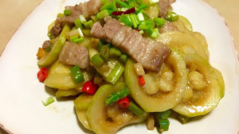 「吃货久久」很下饭的瓠子炒五花肉,我多放了些辣椒 很开胃下饭