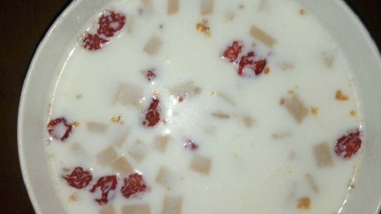 红枣纯奶血花粥,接下来将<a style='color:red;display:inline-block;' href='/shicai/ 603'>葡萄干</a>加入其中加热2分钟左右加入2勺<a style='color:red;display:inline-block;' href='/shicai/ 865'>蜂蜜</a>，最后美味的红枣纯奶血花粥就做好啦