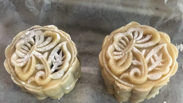 应节中秋月饼,出模.很美啦!用糯米粉爽了模和月饼团