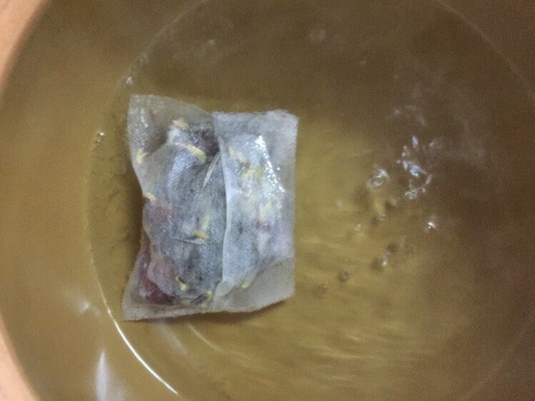 厨房的炸乳鸽,把香叶。 八角   放进锅里
