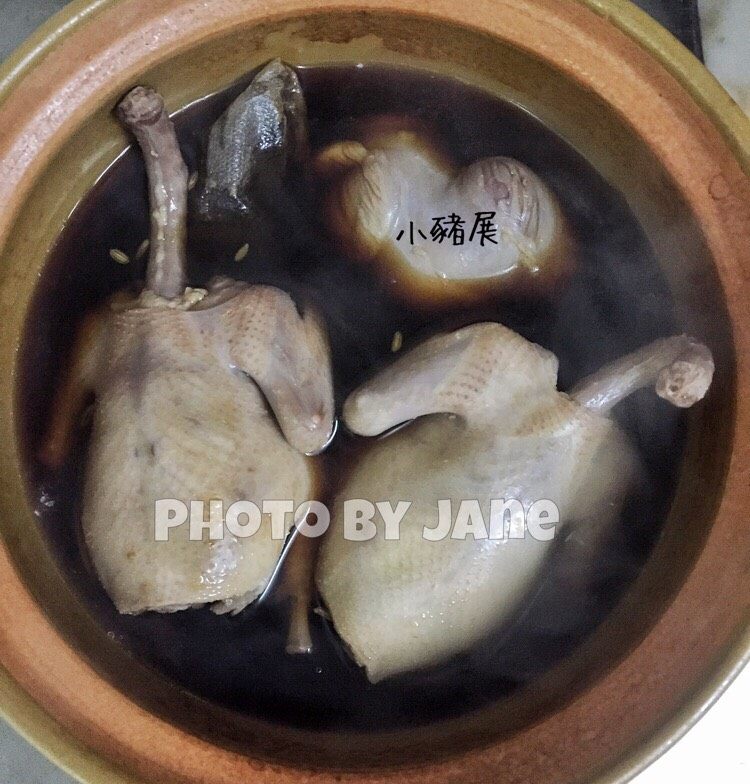 厨房的炸乳鸽,加调味。 放进盐    味精。 香叶2片。 八角3个
用水放入锅焖20分钟中小火焖，乳鸽反面转小火焖20分钟熟了就