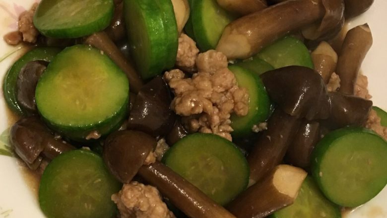 鸡枞菌青瓜炒瘦肉