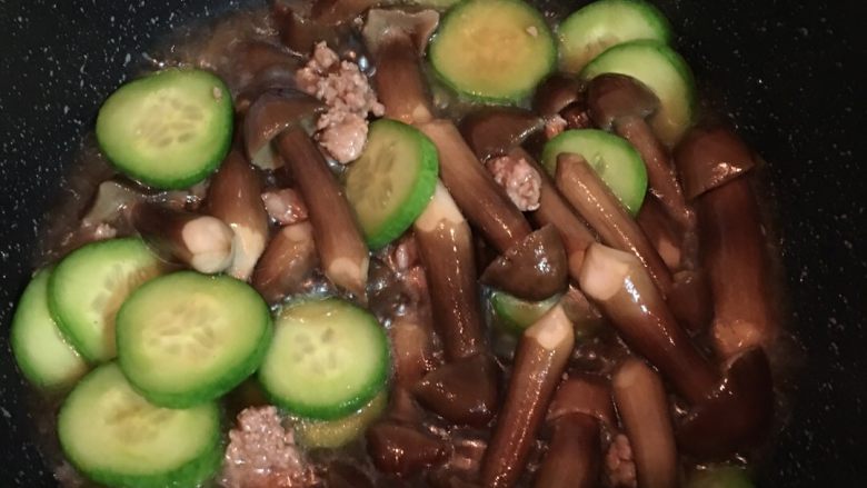 鸡枞菌青瓜炒瘦肉,最后加上青瓜翻炒2分钟，加生粉水收汁