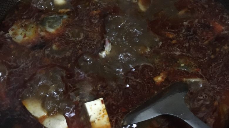 火锅鱼,水开后,先放豆腐、鱼头
