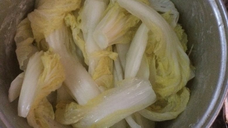 酸菜鱼片,煮熟的娃娃菜,放在豆芽上面