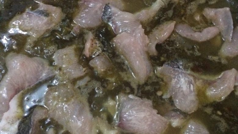 酸菜鱼片,在放入鱼片