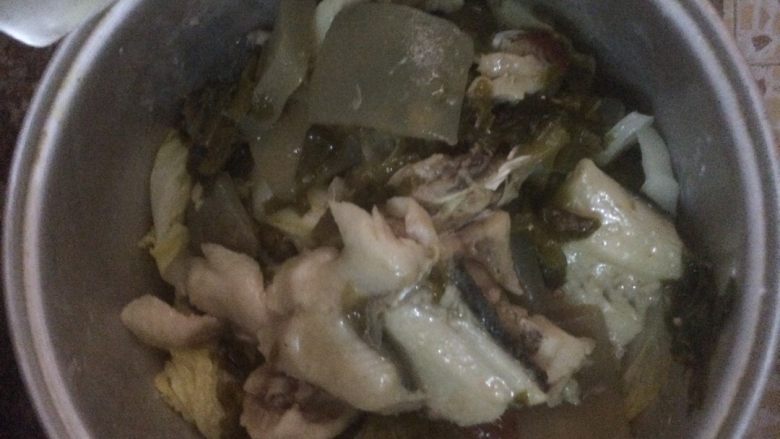酸菜鱼片,吧煮好的鱼片,放在煮熟的配菜上面