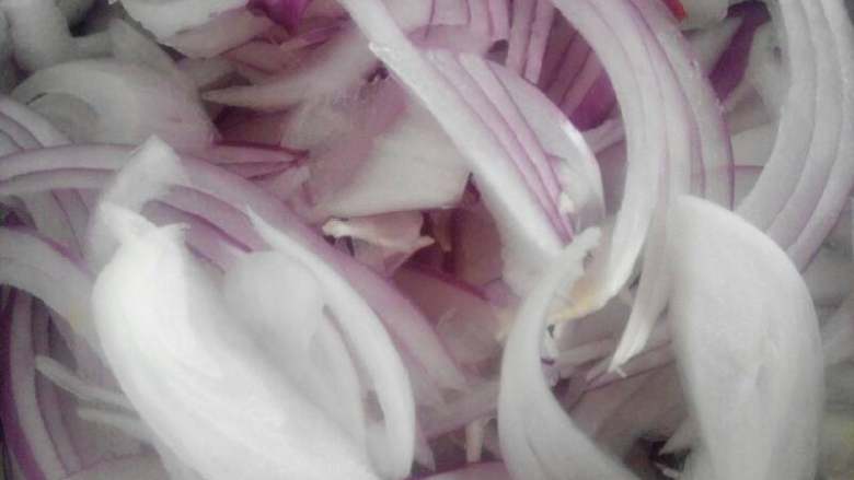 腌洋葱,将洋葱切成丝（小吃货怕辣到眼睛，就在盆里放了<a style='color:red;display:inline-block;' href='/shicai/ 156925'>水</a>，在<a style='color:red;display:inline-block;' href='/shicai/ 156925'>水</a>下切的）