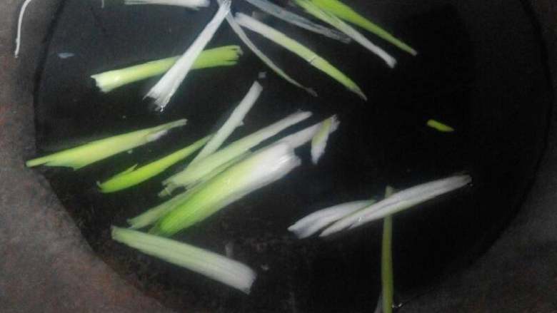 腌洋葱,在锅中放入水，醋，<a style='color:red;display:inline-block;' href='/shicai/ 882'>红糖</a>，<a style='color:red;display:inline-block;' href='/shicai/ 692'>酱油</a>，葱丝加热到有沫出现（个人建议少放水，一汤匙左右就好，多放醋，少放<a style='color:red;display:inline-block;' href='/shicai/ 692'>酱油</a>，<a style='color:red;display:inline-block;' href='/shicai/ 882'>红糖</a>也是一汤匙就好，当然了这是按照一颗洋葱的量说的。如果腌的很多的话，再自我调整）