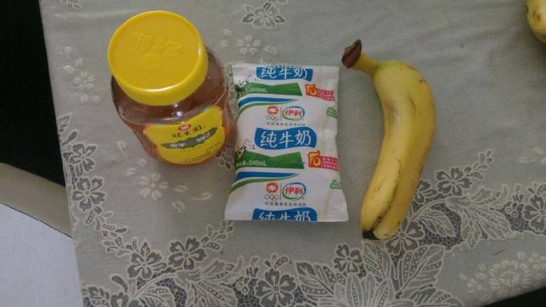 香蕉牛奶,准备好食材