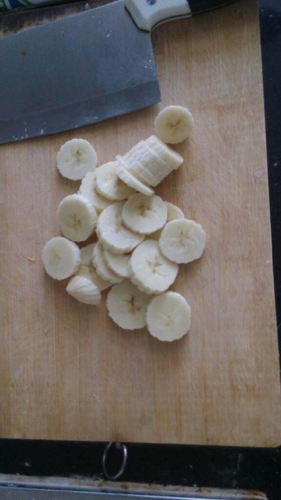 香蕉牛奶,把<a style='color:red;display:inline-block;' href='/shicai/ 610'>香蕉</a>切成小块