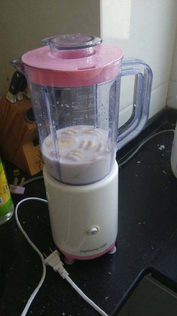 香蕉牛奶,香蕉块，<a style='color:red;display:inline-block;' href='/shicai/ 219'>牛奶</a>，一小勺<a style='color:red;display:inline-block;' href='/shicai/ 865'>蜂蜜</a>放入榨汁机，搅拌15秒