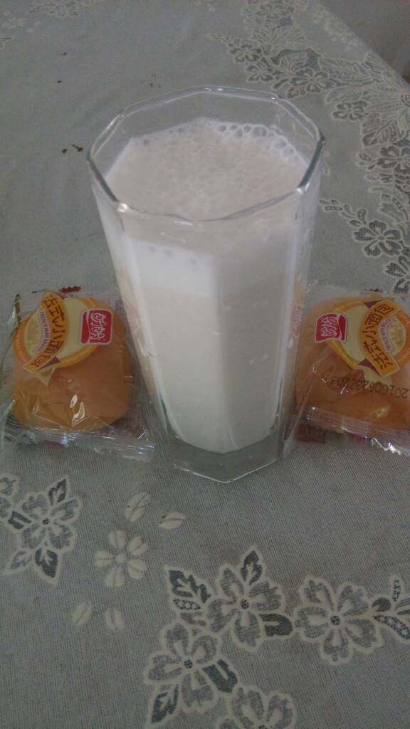 香蕉牛奶,榨好倒入杯内，虽然颜色和牛奶差不多，但是味道却完全不一样，配上两个法式小面包，一顿简单营养又美味的早餐就好咯！