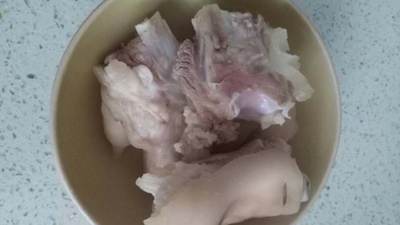 红烧猪蹄,焯水