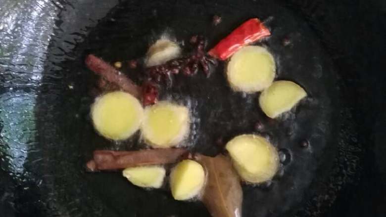 红烧猪蹄,将姜片,八角,桂皮,香叶,辣椒,爆香一下
