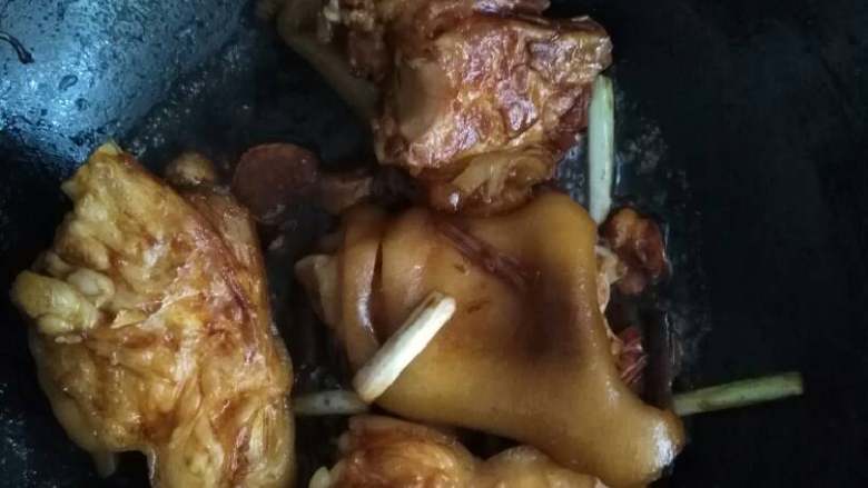 红烧猪蹄,再加入:糖,料酒,葱,蒜,生抽,老抽