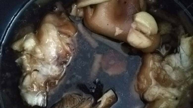 红烧猪蹄,加水与猪蹄平齐,转入高压锅中