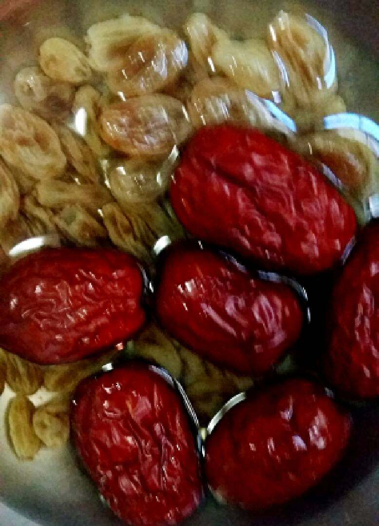 红枣蒸南瓜,红枣和葡萄干用水洗干净,用适量的水浸泡半小时左右。