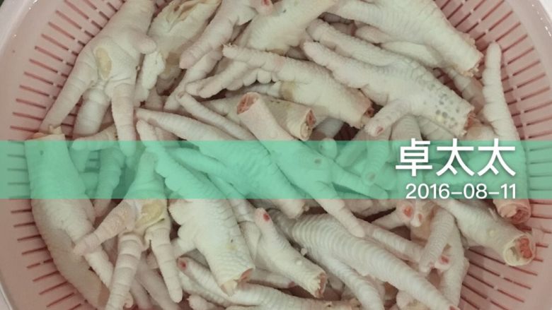泡椒凤爪(简单快手版),先把<a style='color:red;display:inline-block;' href='/shicai/ 4552'>凤爪</a>趾甲剪掉,冲洗几遍,凉水泡半小时,把血水泡出来,然后冲洗干净!
