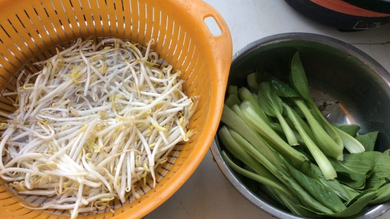 土豆粉,青菜洗净。