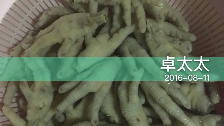 泡椒凤爪(简单快手版),凤爪煮熟,一根筷子可以穿透就可以了,我比较喜欢有嚼劲儿的,水开后就煮了15分钟!捞起,用冷水冲几遍,最后用凉开水泡会儿(等下就不过水直接入口了,凉开水卫生些)。
