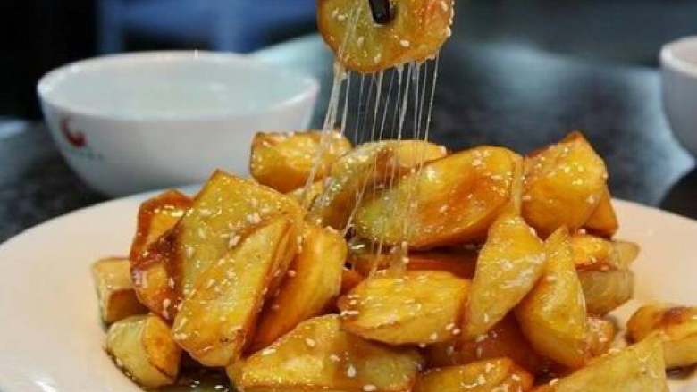 拔丝蛋土豆,然后将炸过的土豆倒入其中进行搅拌当拌匀后,就可以装入盘内,然后将锅中剩余的糖汁浇在盘内的土豆上,然后美味的拔丝土豆就做成喽😂