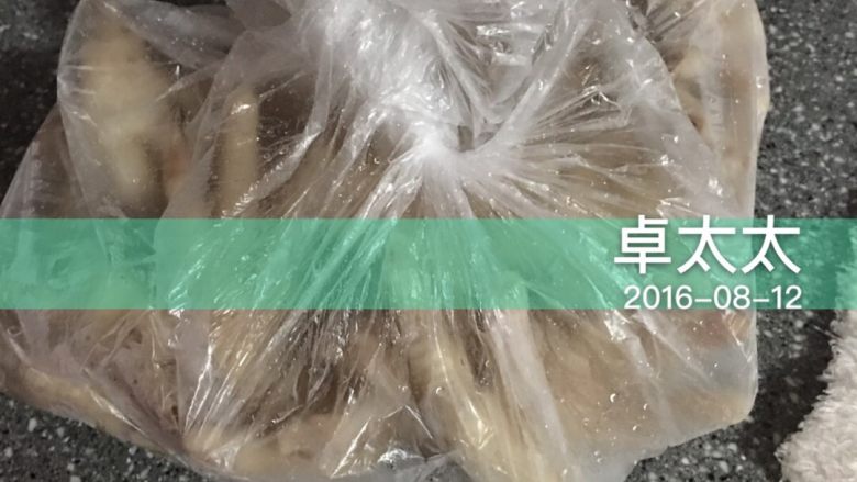泡椒凤爪(简单快手版),泡好沥干水分,装保鲜袋,放冰箱冷藏两三个小时(为了吃起来更有嚼劲儿)我是前天晚上放冰箱,第二天上午才做!