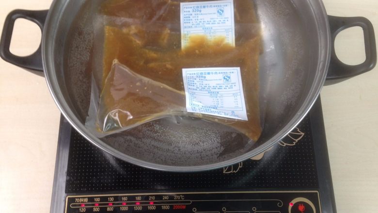 红烧豆瓣牛肉炖萝卜,水烧开后料理包放入水中水煮加热15分钟