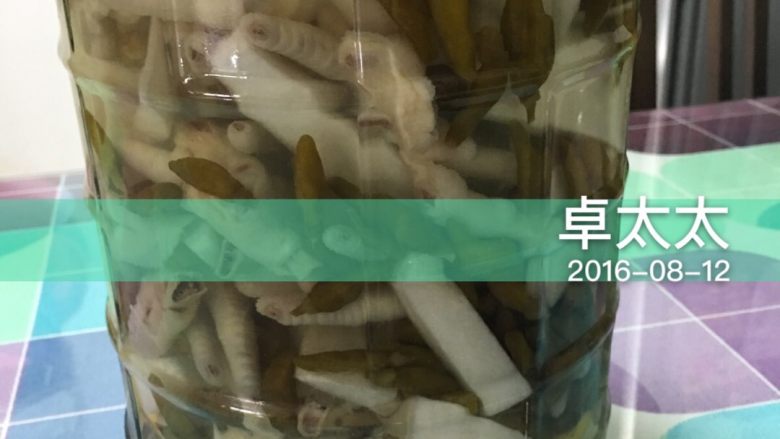 泡椒凤爪（简单快手版）,找个玻璃罐子，一层萝卜一层凤爪一层柠檬片这样放，中途把姜片、<a style='color:red;display:inline-block;' href='/shicai/ 703'>泡椒</a>放一半进去，全部放完后，把剩下的姜片、<a style='color:red;display:inline-block;' href='/shicai/ 703'>泡椒</a>连水一起倒进去！(<a style='color:red;display:inline-block;' href='/shicai/ 703'>泡椒</a>就是超市卖的那种一瓶瓶的，喜欢吃辣的可以多放<a style='color:red;display:inline-block;' href='/shicai/ 703'>泡椒</a>，一瓶觉得不辣，咱来两瓶😊)加两三勺盐、一勺<a style='color:red;display:inline-block;' href='/shicai/ 10588'>糖</a>、适量<a style='color:red;display:inline-block;' href='/shicai/ 715'>白醋</a>。然后加凉白开，淹没食材即可。盖好盖子放在阴凉干燥的地方，泡一两天就可以吃了！如果做的少，可以直接放冰箱，入味更快！一夜就可以吃了！
