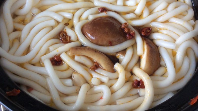 土豆粉,煮沸后加入香菇。