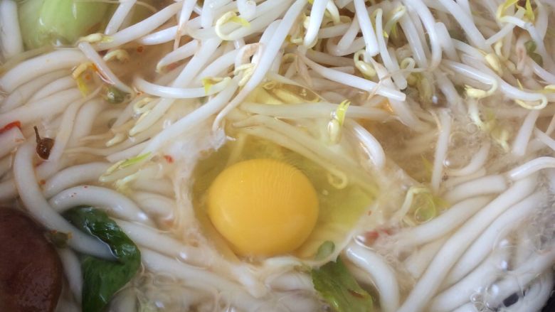 土豆粉,加入<a style='color:red;display:inline-block;' href='/shicai/ 9'>鸡蛋</a>