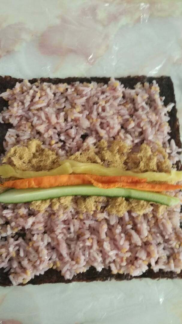 寿司青菜糊,铺上肉松，胡萝卜黄瓜条咸萝卜条