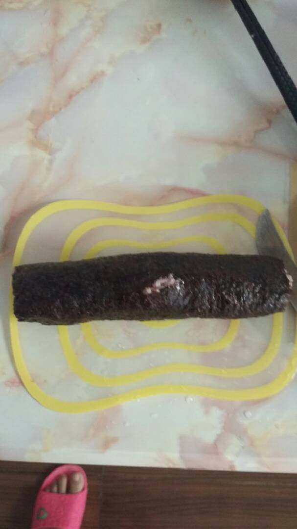 寿司青菜糊,卷好压紧，