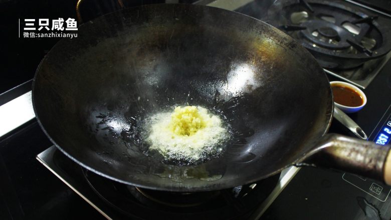 凉拌皮蛋豆腐,热锅,待油锅5分热时放入大蒜、姜末翻炒