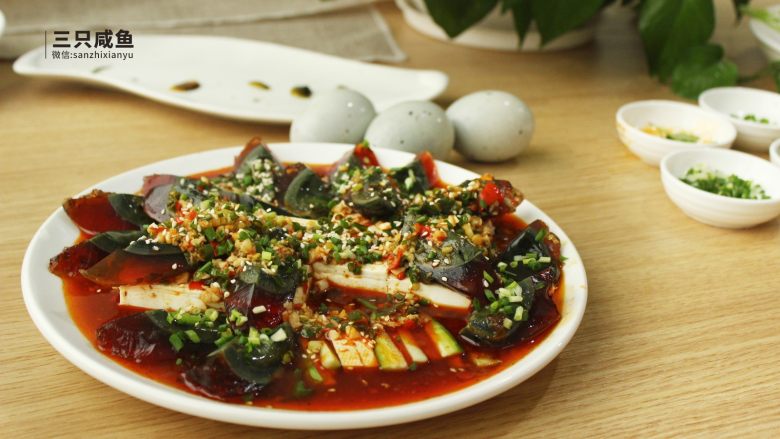 凉拌皮蛋豆腐,开动!