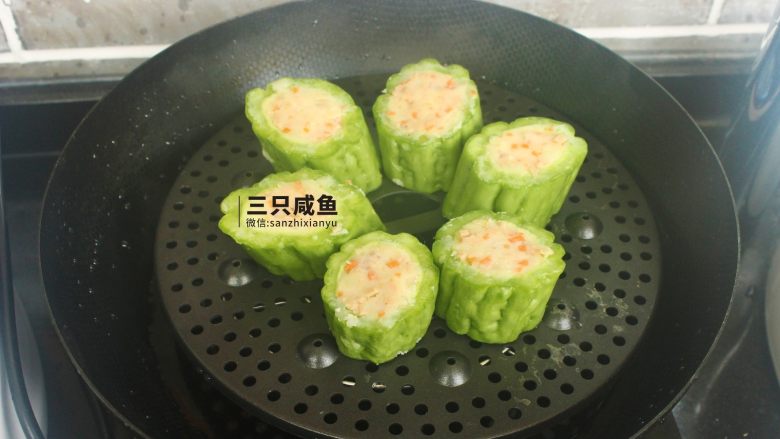 苦瓜酿土豆泥,填充好的苦瓜放入蒸锅中蒸15-20分钟(尽量蒸久会儿,不然苦瓜会稍硬)
