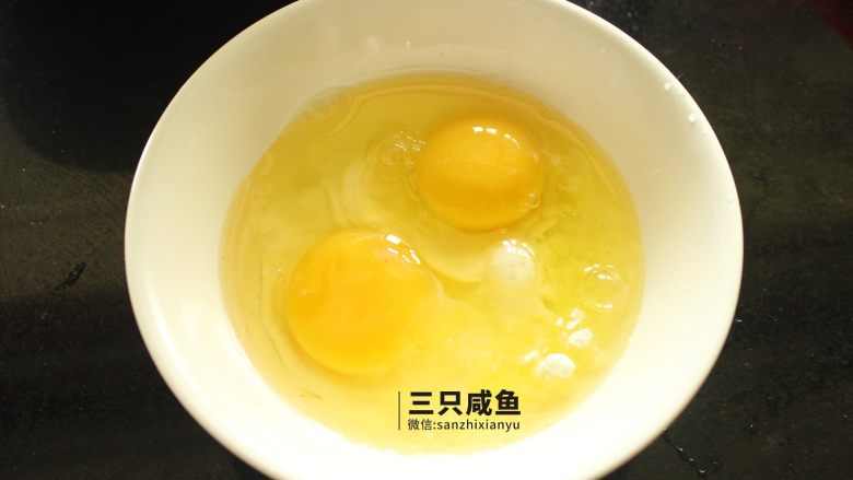 苦瓜酿土豆泥,蒸苦瓜期间,打两个鸡蛋,放入适量生粉和<a style='color:red;display:inline-block;' href='/shicai/ 519'>面粉</a>不停地搅拌,搅至粘稠为止