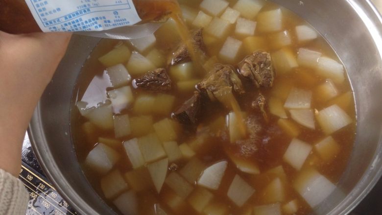 红烧豆瓣牛肉炖萝卜,加热好的料包取出倒在锅中
