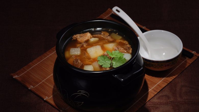 红烧豆瓣牛肉炖萝卜,炖好后倒入装汤的器具中放上香菜点缀即可享用