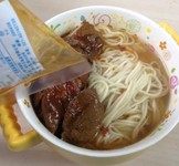 红煨番茄牛肉面,加热好的料包倒在面条上