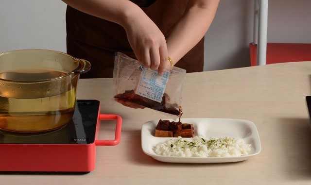 千页豆腐红烧肉盖浇饭,加热好的料包取出剪开倒在米饭上