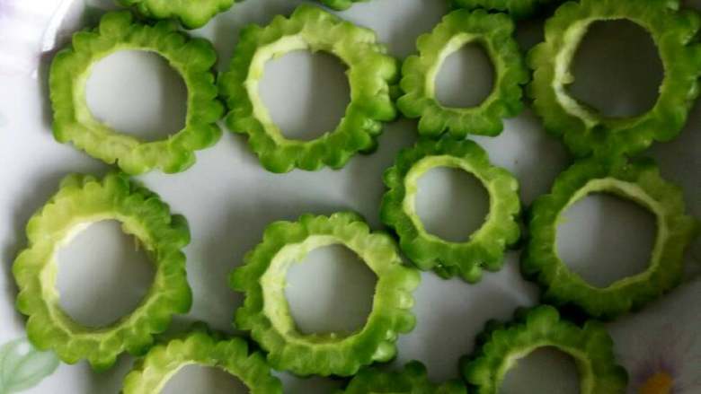 苦瓜煎蛋,先把<a style='color:red;display:inline-block;' href='/shicai/ 55'>苦瓜</a>洗干净切成薄厚匀称的片，然后把里面的籽掏出去