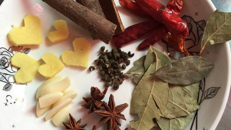 卤鸡爪,把配料准备齐全