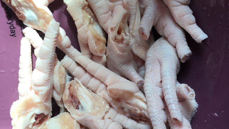 卤鸡爪,把<a style='color:red;display:inline-block;' href='/shicai/ 89'>鸡爪</a>的指甲剪掉，对半切