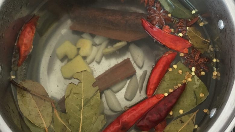 卤鸡爪,用清水煮大料