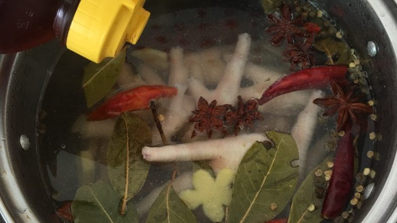 卤鸡爪,水开后，放入鸡爪，倒入<a style='color:red;display:inline-block;' href='/shicai/ 718'>料酒</a>，盐，糖，<a style='color:red;display:inline-block;' href='/shicai/ 692'>酱油</a>，<a style='color:red;display:inline-block;' href='/shicai/ 720'>胡椒粉</a>